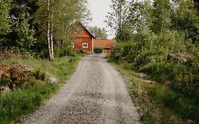 En lantlig idyll med skogen precis utanför dörren!
